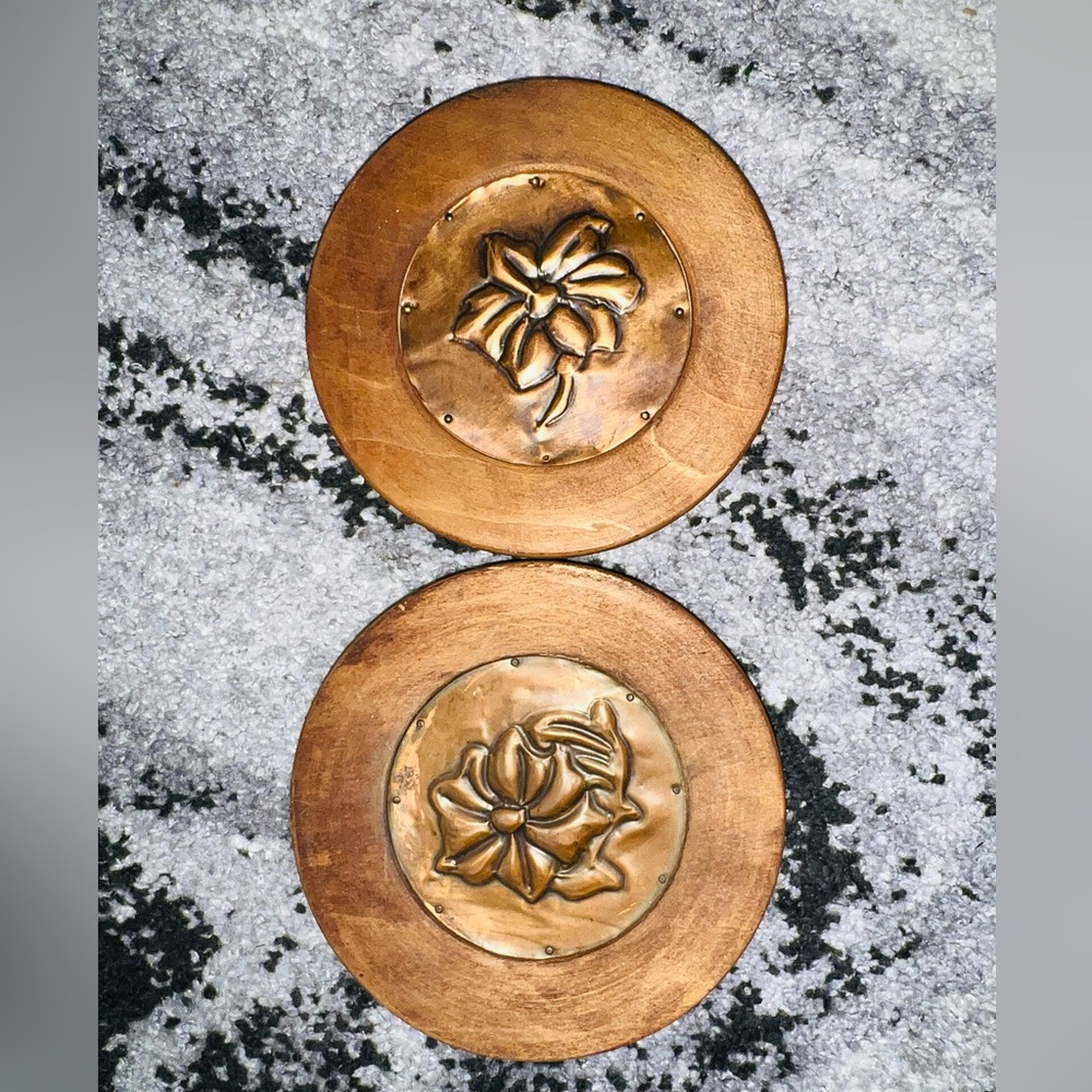 Vintage wooden decorative plates with wall hooks